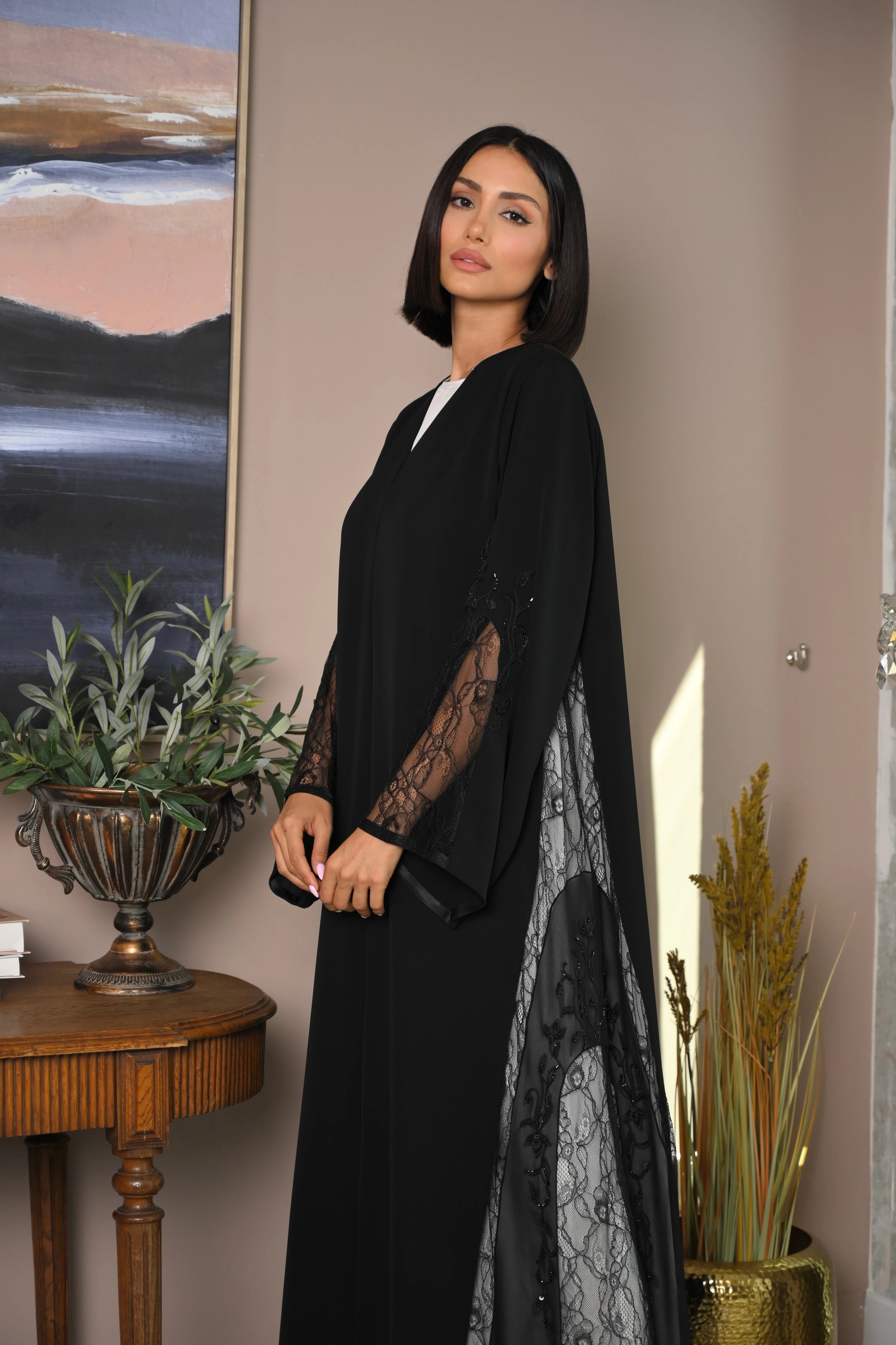 Elegant Emirati abaya with dantel sleeve details