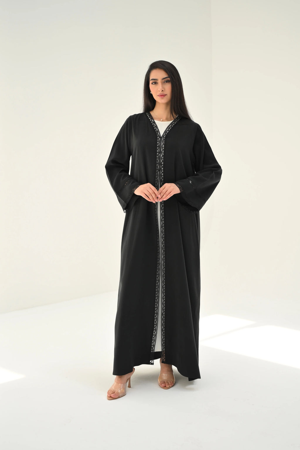 عباية جاكار سوداء بتصميم انسيابي وأكمام واسعة عبايات العنود 