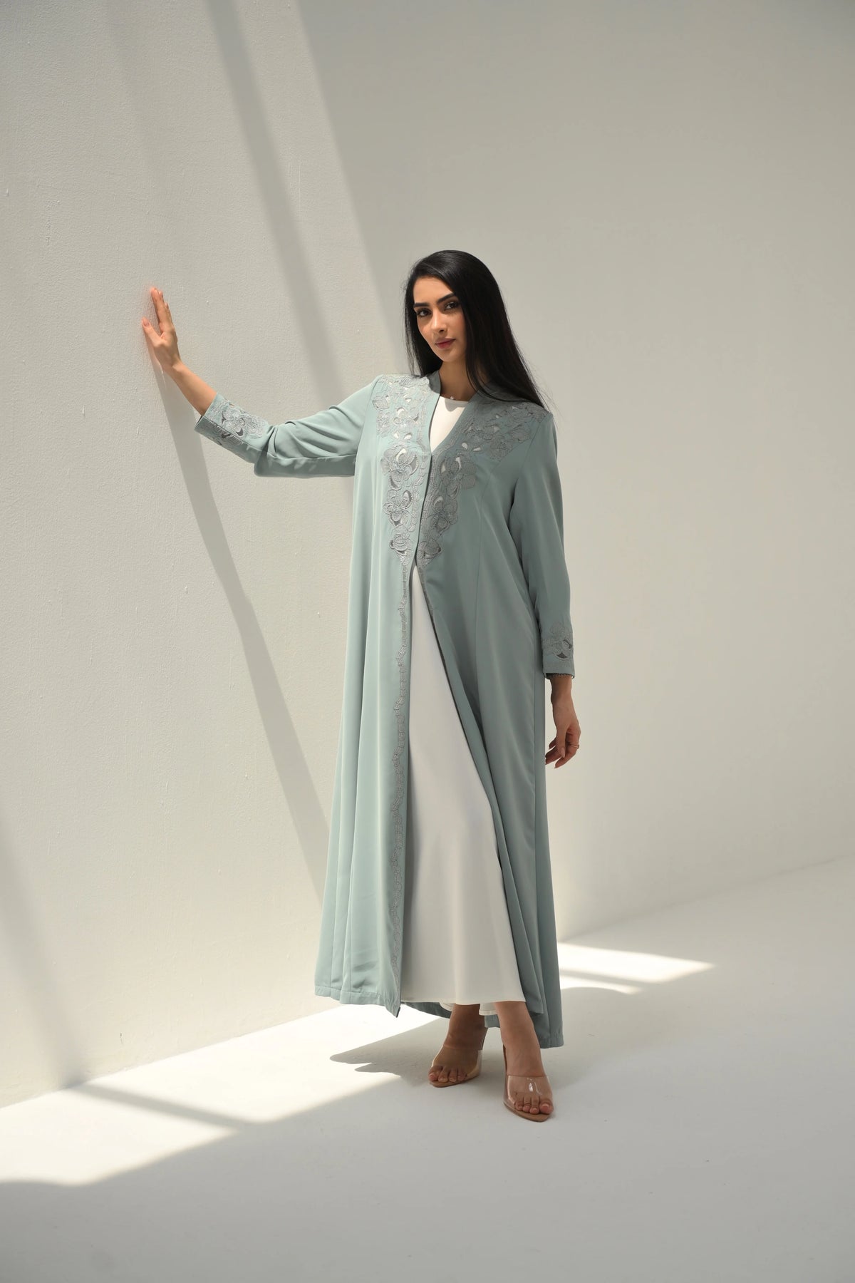 عباية فاخره تيفاني مطرزة