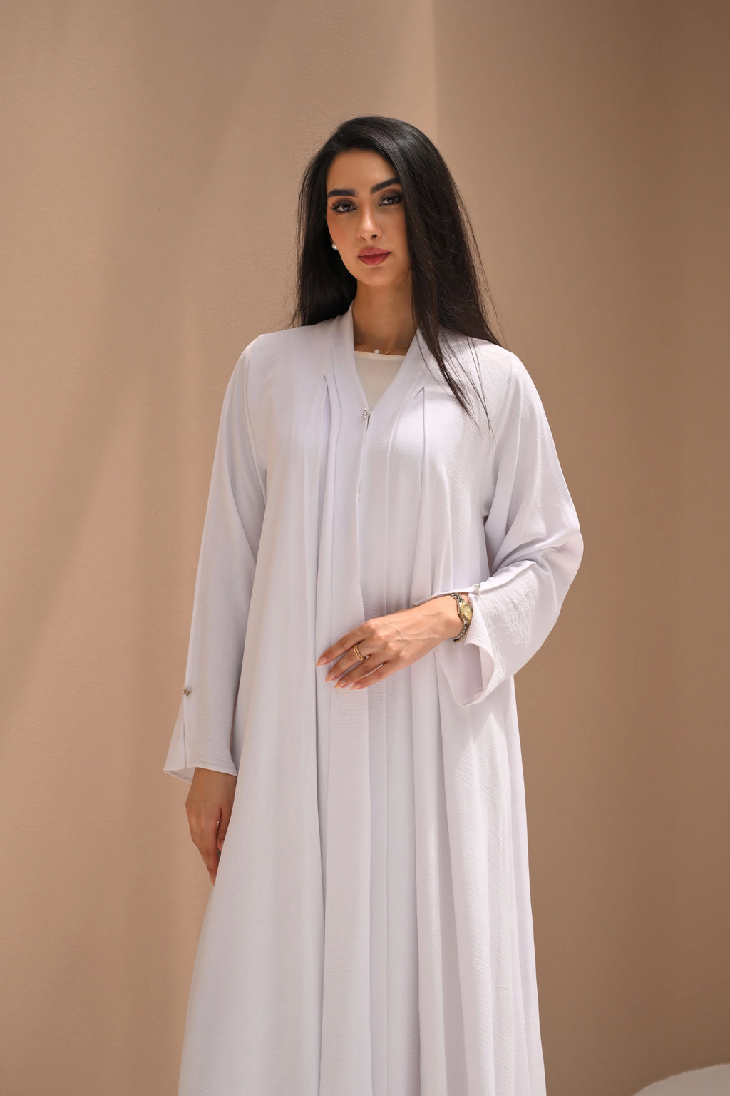 عباية بيضاء إماراتية فاخرة بقصة واسعة وانسيابية وتصميم كلاسيكي أنيق