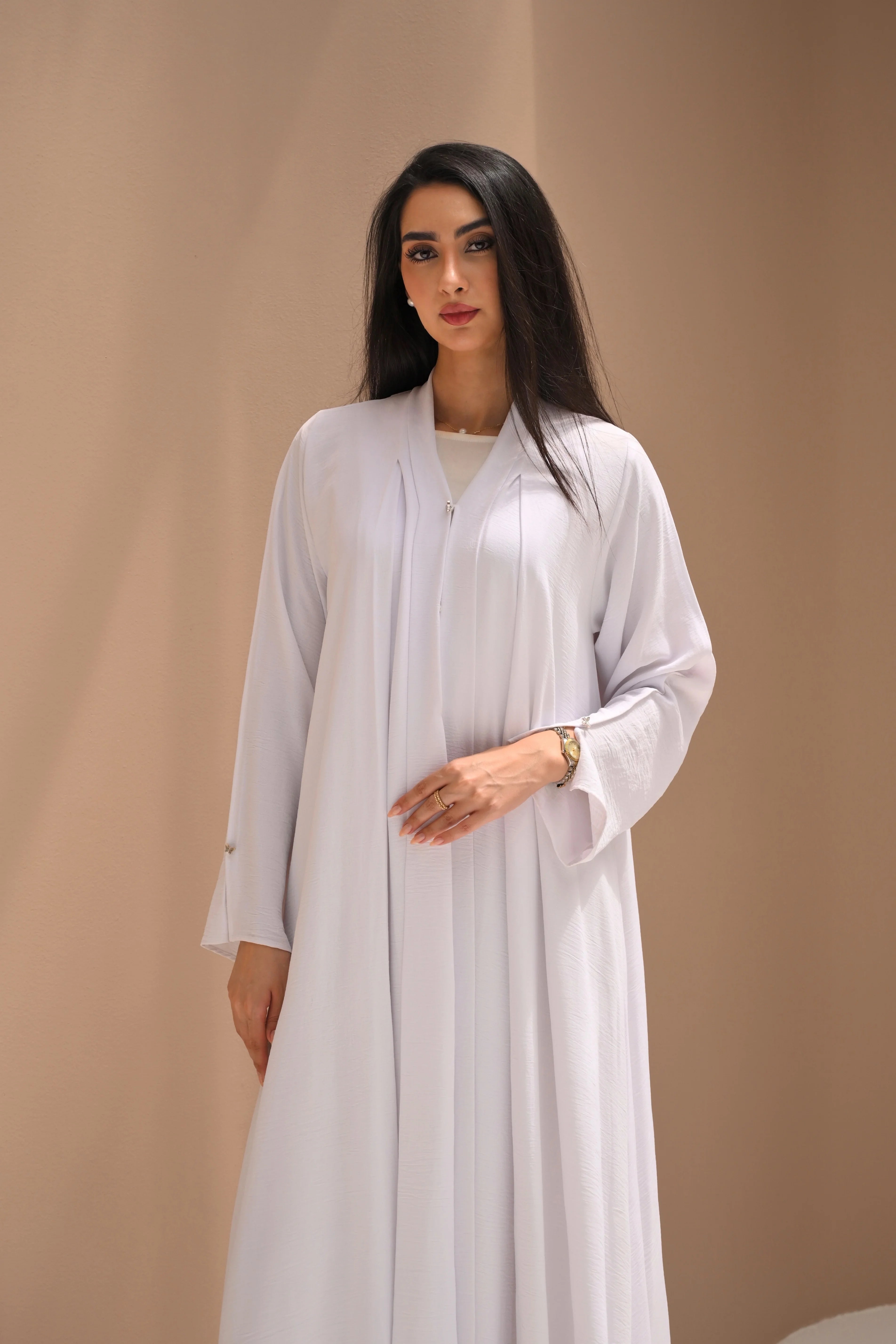 عباية بيضاء إماراتية فاخرة بقصة واسعة وانسيابية وتصميم كلاسيكي أنيق