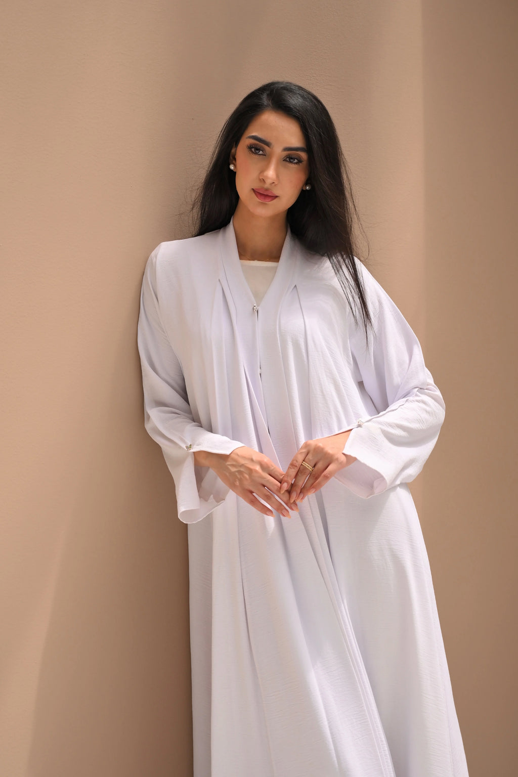 عباية بيضاء إماراتية فاخرة بقصة واسعة وانسيابية وتصميم كلاسيكي أنيق
