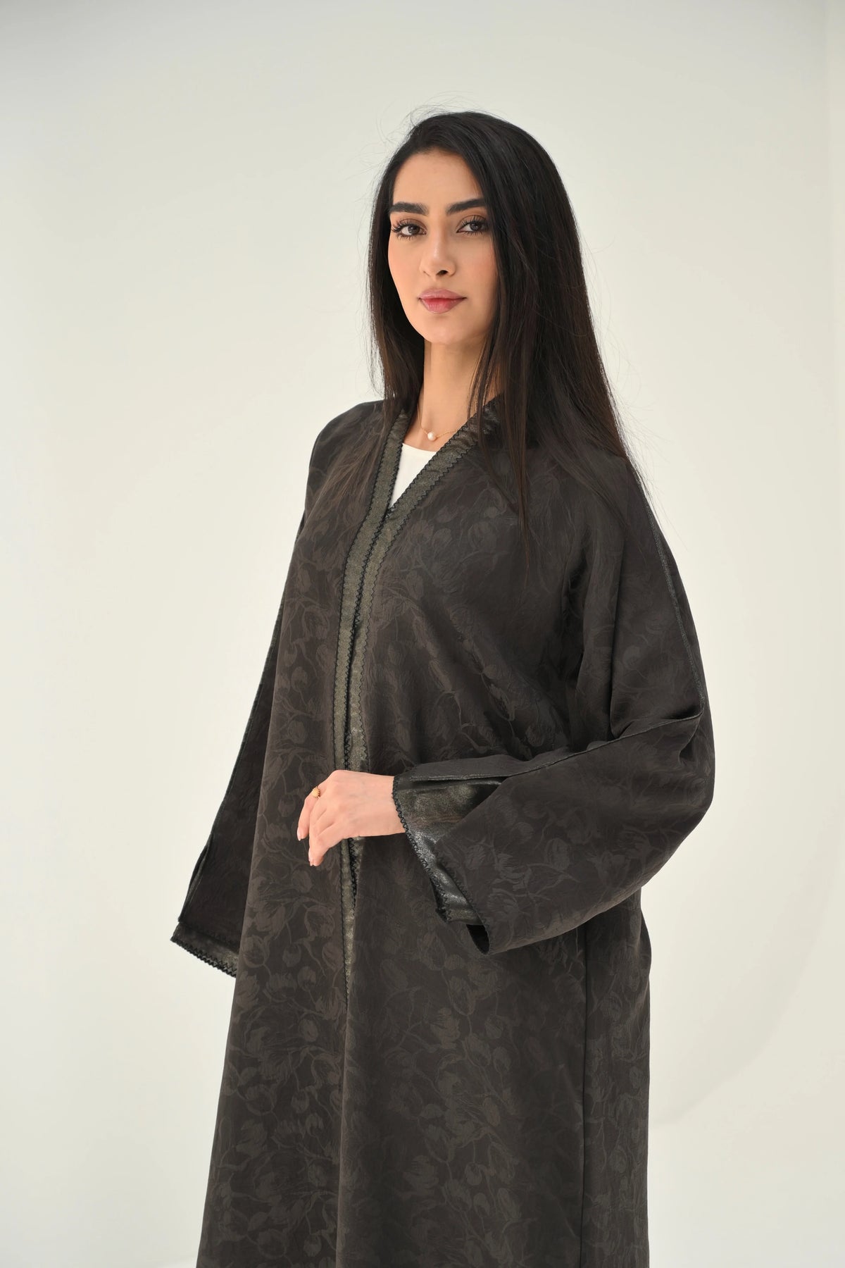 عباية جاكار بني غامق بتفاصيل أنيقة العنود للعبايات